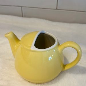 Vintage Hall 82 yellow teapot